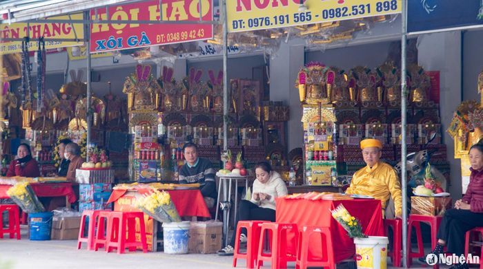 Khu vực bán đồ lễ phục vụ du khách chiêm bái đền Ông Hoàng Mười không còn những con ngựa giấy khủng. Ảnh: Minh Quân