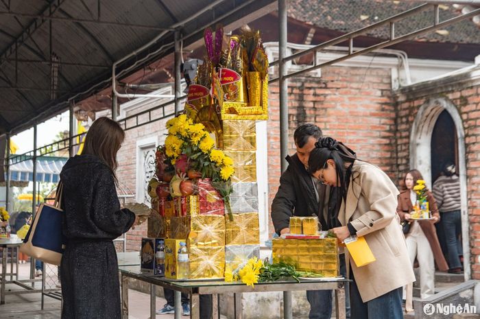 Tuy nhiên, vẫn có một số ít du khách cúng lễ bằng những mâm vàng mã khủng. Ảnh: Minh Quân
