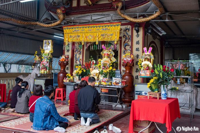 Người dân cúng lễ tại đền Ông Hoàng Mười. Khác với mọi năm, tại các khu vực cúng lễ cũng không còn hình ảnh ngựa giấy khủng xếp hàng. Ảnh: Minh Quân