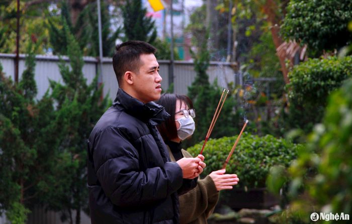 Đầu năm mới, người dân đã tranh thủ thời gian về thành phố Vinh chiêm bái chùa Diệc. Du khách tìm được những giây phút bình an, thư thái, rũ bỏ những lo toan thường nhật, tìm hiểu về ngôi chùa hàng trăm năm tuổi. Ảnh: P.V