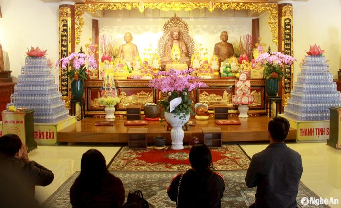 Người dân tỏ tấm lòng thành kính nơi cửa phật, cầu mong hạnh phúc, an lành trong năm mới. Ảnh: P.V