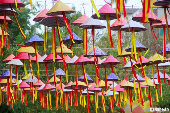 Năm nay, ngôi chùa được trang trí nhiều tiểu cảnh, mang vẻ đẹp truyền thống, phục vụ người dân và du khách về dâng hương, thưởng ngoạn. Ảnh: P.V