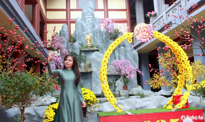 Với cảnh sắc nên thơ cùng sự chuẩn bị công phu, chu đáo của các chư tăng và phật tử, chính quyền, chùa Diệc là điểm đến hấp dẫn của người dân và du khách muôn phương trong hành trình du Xuân, đón Tết tại Nghệ An. Ảnh: P.V