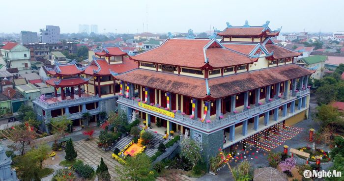 Chùa Diệc được khởi dựng từ cuối thời Trần, sau nhiều lần được trùng tu, kể từ cuối thế kỷ XIX, chùa Diệc đã trở thành trung tâm văn hóa - tín ngưỡng quan trọng ở xứ Nghệ. Những ngày đầu năm mới, chùa Diệc được trang trí nhiều tiểu cảnh đầy màu sắc phục vụ người dân và du khách về chiêm bái. Ảnh: P.V