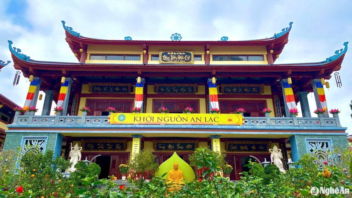 Chính điện chùa Diệc được xây dựng trên diện tích hơn 1.100m2, chia làm 3 tầng, chiều cao tổng thể là 27m, được thừa kế những nét kiến trúc văn hóa truyền thống của dân tộc. Ảnh: P.V