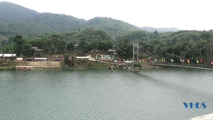 Cầu treo bắc qua sông Chu sang khu du lịch bản Mạ.