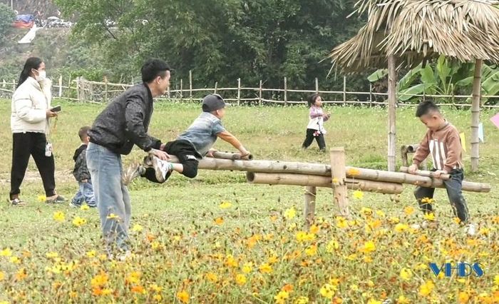 Người dân và trẻ em thoải mái vui chơi, check-in tại khu du lịch bản Mạ trong những ngày Tết.