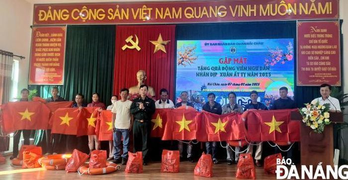 Trao quà cho ngư dân tại buổi gặp mặt.