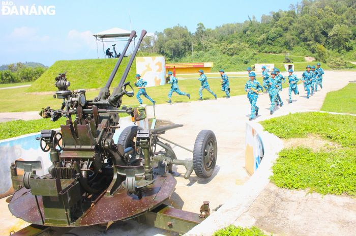 Cán bộ, chiến sĩ Đại đội 4, Trung đoàn pháo phòng không 224 cơ động di chuyển vào đội hình chiến đấu sau khi đơn vị chuyển cấp 1. Ảnh: N.Q