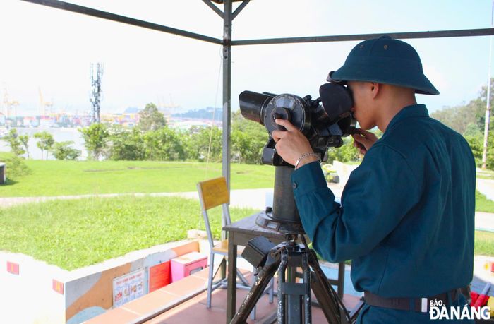 Chiến sĩ Đại đội 4, Trung đoàn pháo phòng không 224, Sư đoàn Phòng không 375, sử dụng thiết bị quan sát các mục tiêu trên trận địa. Ảnh: N.Q
