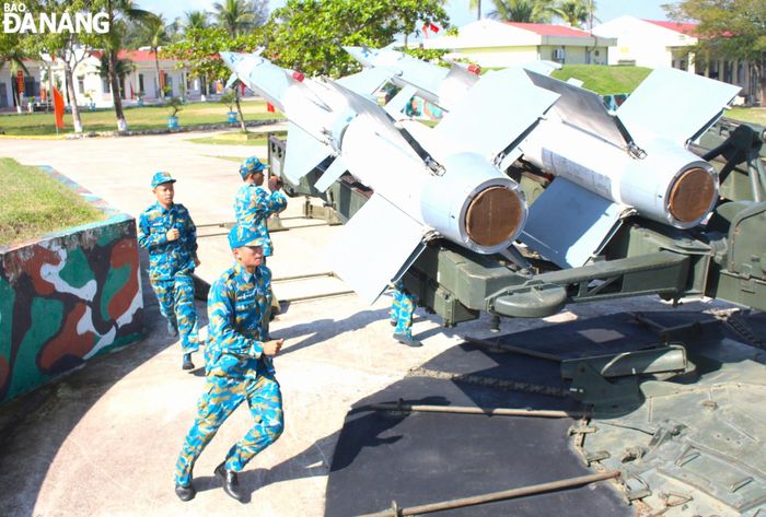 Cán bộ, chiến sĩ Tiểu đoàn tên lửa 177 nhanh chóng cơ động thực hiện nhiệm vụ sẵn sàng chiến đấu trên trận địa tên lửa phòng không. Ảnh: N.Q