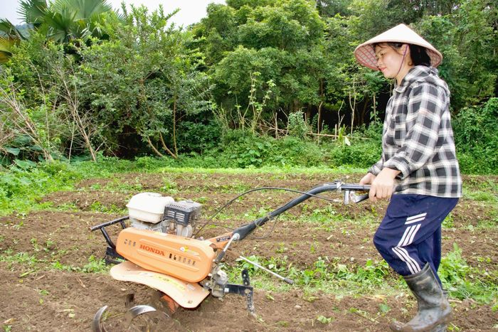 Người dân bản Hòa Sơn dùng máy móc phục vụ sản xuất nông nghiệp. Ảnh: Hoài Thu