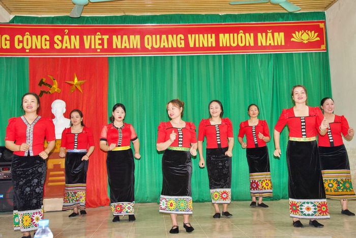 Cô dâu Su Ny (giữa) tham gia luyện tập cùng chị em CLB Dân ca, dân vũ của quê hương Việt Nam. Ảnh: Hoài Thu