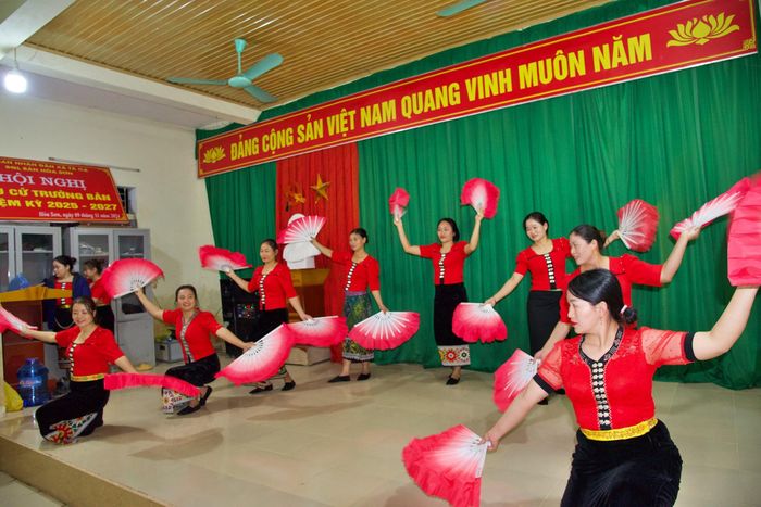 Câu lạc bộ Dân ca, dân vũ xã Tà Cạ múa hát mừng Đảng, mừng Xuân Ất Tỵ. Ảnh: Hoài Thu