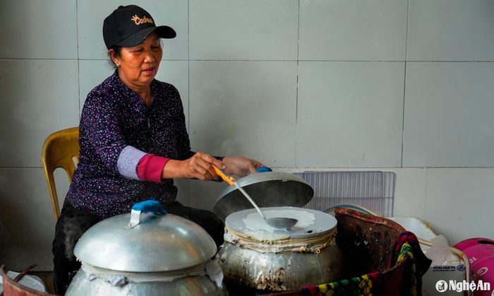 Bánh cuốn ở đây được làm từ bột gạo dẻo thơm, tráng mỏng, cuộn thêm với hành và thịt nạc băm mang đến hương vị rất riêng. Ảnh: Đức Anh