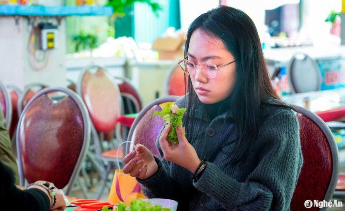 Thưởng thức món bánh cuốn độc đáo này là một trải nghiệm ẩm thực mới lạ cho thực khách muôn phương. Ảnh: Đức Anh