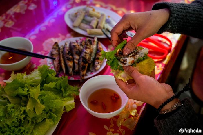 Bánh cuốn cuộn cùng nhân cá trích tươi ngon, được tẩm ướp đậm đà. Món ăn này chấm cùng nước mắm pha chua ngọt, thêm chút rau xà lách, mang đến vị ngon khó cưỡng. Ảnh: Đức Anh