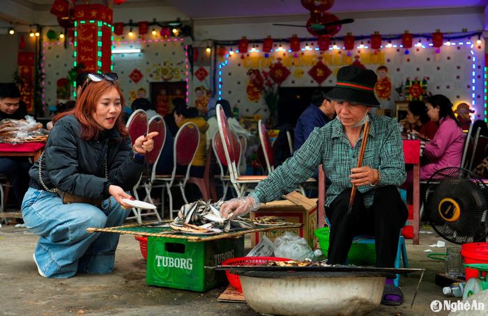 Trong đó, nổi bật là món bánh cuốn cá trích – sự kết hợp độc đáo giữa tinh hoa ẩm thực đồng bằng và hương vị biển cả. Ảnh: Đức Anh