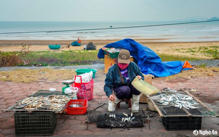 Cá trích được người dân vùng biển Quỳnh nướng trên than hoa sao cho vừa chín tới để cá vừa giòn lại vừa ngọt. Ảnh: Đức Anh