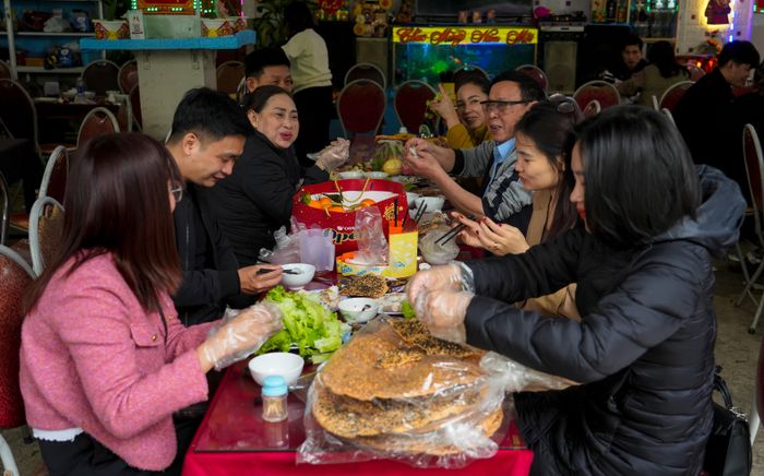 Không chỉ là dịp để hành hương, du khách khi đến với đền Cờn còn có cơ hội khám phá và thưởng thức những hương vị đặc trưng của vùng biển Quỳnh. Hãy đừng bỏ qua nét ẩm thực nơi đây, khi về hành hương đền Cờn trong dịp lễ đầu năm mới. Ảnh: Đức Anh