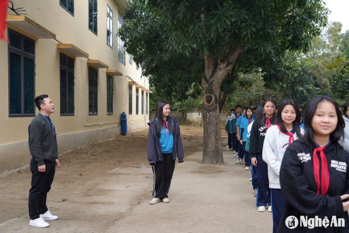 Một giáo viên hợp đồng ở Trường THCS Hải Hòa trong giờ dạy. Trường học này chỉ có 2 giáo viên dạy thể dục, cả 2 đều thuộc diện hợp đồng. Ảnh: Tiến Hùng