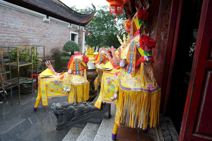 Nhiều "ông ngựa" sắp hàng trước cửa đền vì không được đưa vào điện thờ phòng cháy, nổ. Ảnh: Thanh Nga