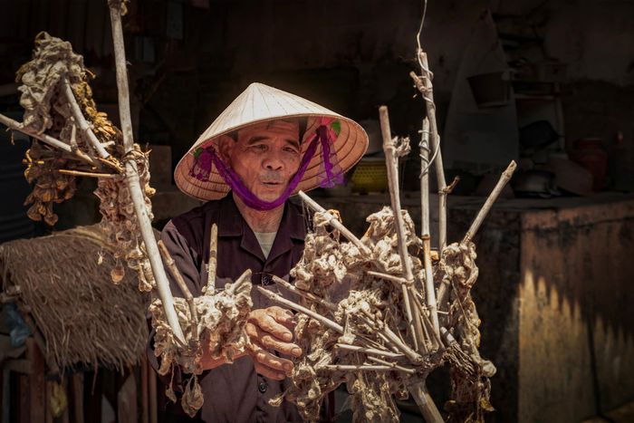 Nghệ nhân phơi kén sau khi luộc.