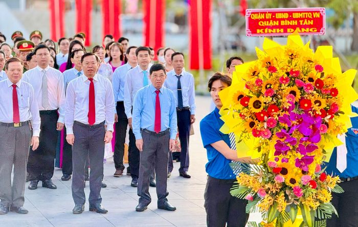  Đoàn lãnh đạo quận dâng hương, dâng hoa 