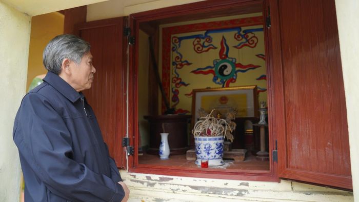 Ông Nguyễn Công Tú, Thủ từ Đền Kinh Hạ cho biết ngôi đền ra đời trong bối cảnh tín ngưỡng thờ thủy thần, phát triển mạnh mẽ trong cộng đồng nông nghiệp Việt cổ. Đền Kinh Hạ thờ thần Rắn làm thành hoàng làng là dạng tín ngưỡng rất sơ khai của cư dân bản địa gắn liền với tục thờ thủy thần.