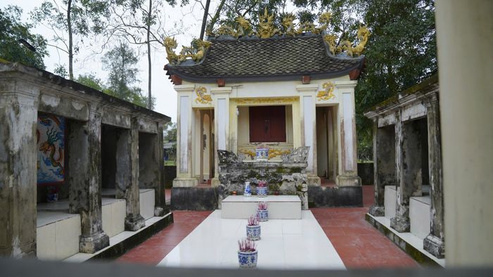 Đền Kinh Hạ sở hữu kiến trúc cổ kính, bao gồm Thượng Điện, Hạ Điện, hệ thống tam quan, tắc môn, nhà tả hữu vu, ban tế ngoài trời, nhà trù.