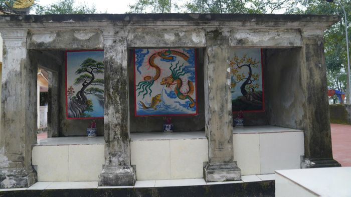Tại điện thờ chính thờ thần Rắn - Long Vương (Thủy thần), một tín ngưỡng có nguồn gốc lâu đời của cư dân nông nghiệp gắn liền với tục thờ thần Rắn, thần Hà bá với mong muốn mưa thuận gió hòa.
