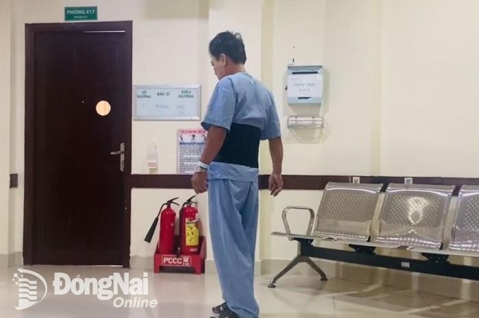 Bệnh nhân hồi phục tốt sau ca mổ, có thể đi lại, thoát nguy cơ bị yếu liệt 2 chân. Ảnh: M.H