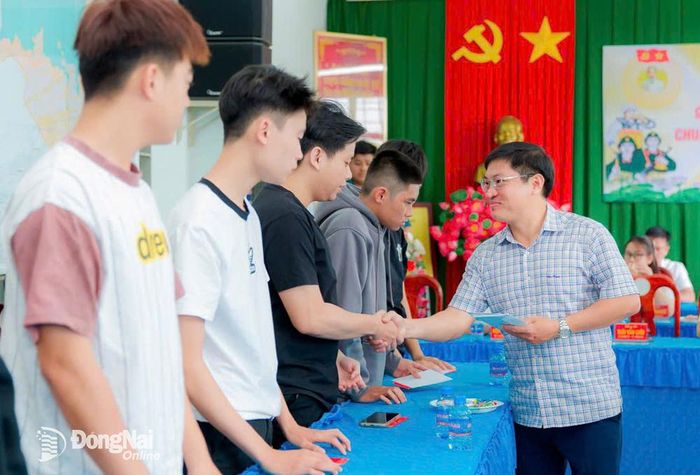 Tặng quà thanh niên nhập nhũ năm 2025 ở xã Gia Tân 1. Ảnh: H.Thắng