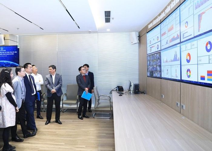 Sau khi đi vào hoạt động, Trung tâm Quản lý, tổng hợp và phân tích dữ liệu giúp công tác chỉ đạo, điều hành của lãnh đạo quận Ba Đình thuận tiện hơn. Ảnh: Nguyễn Quang