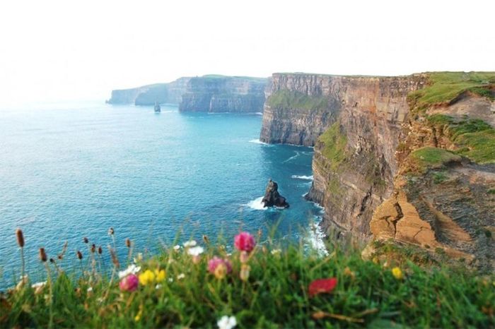 Vách đá Moher, Ireland: Vách đá Moher là địa danh du lịch thiên nhiên nổi tiếng ở Ireland. Dãy đá Moher cao khoảng 210m so với mực nước biển và trải dài khoảng 8km dọc theo bờ Đại Tây Dương.
