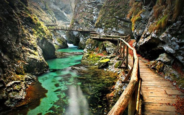 Hẻm núi Bled, Slovenia: Hẻm núi này có con đường được xây dựng bằng gỗ chạy dọc theo sông và kết thúc tại thác nước Sum tuyệt đẹp. Con đường dài khoảng 3km và mất khoảng 1h để đi hết.