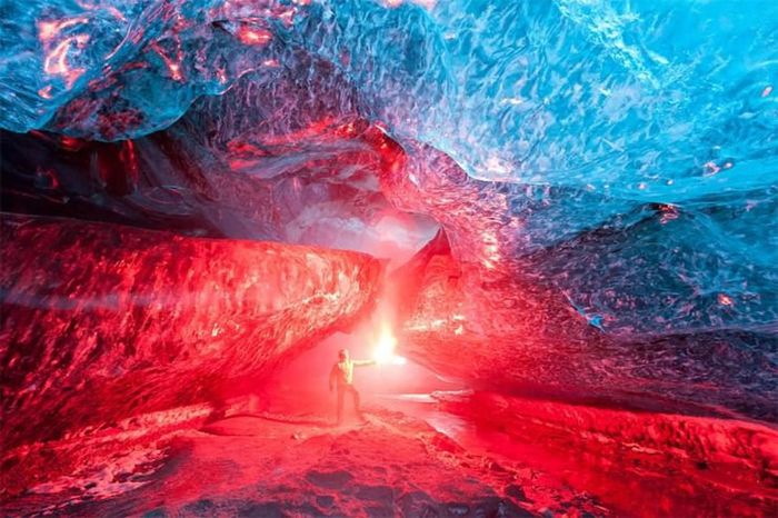 Vatnajökull, Iceland: Đây là một trong những sông băng lớn và dày nhất châu Âu. Tới nơi đây có khá nhiều lựa chọn như leo núi, cắm trại… để khám phá vùng đất này.