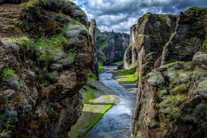 Fjaðrárgljúfur, Iceland: Khe núi này nằm về phía đông nam của Iceland và là một trong những địa danh đẹp nhất trên thế giới. Là kết quả của việc xói mòn đất trong hàng ngàn năm bởi băng tan, con đường dài 2km với độ sâu có thể lên đến 100m.
