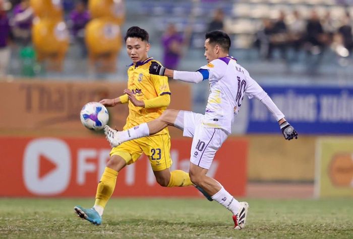 Văn Quyết chứng tỏ bản lĩnh ở Hà Nội FC. Ảnh: Hoàng Linh