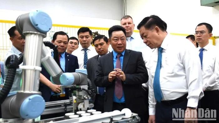 Đồng chí Nguyễn Trọng Nghĩa, Ủy viên Bộ Chính trị, Bí thư Trung ương Đảng, Trưởng Ban Tuyên giáo và Dân vận Trung ương trong một lần thăm Trường cao đẳng công nghệ quốc tế Lilama, tỉnh Đồng Nai. Đây là cơ sở có liên kết đào tào ngành hàng không để phục vụ nhân lực cho sân bay Long Thành.