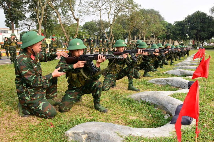  Huấn luyện bắn súng ở Trung đoàn 692 (Sư đoàn 301, Bộ tư lệnh Thủ đô Hà Nội). Ảnh: HỮU THU 