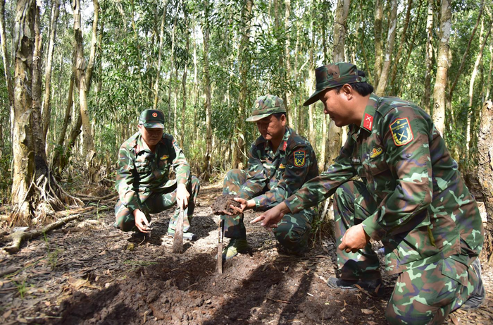 Cán bộ Tiểu đoàn 7, Trung đoàn 30 kiểm tra độ ẩm của lớp thực bì.