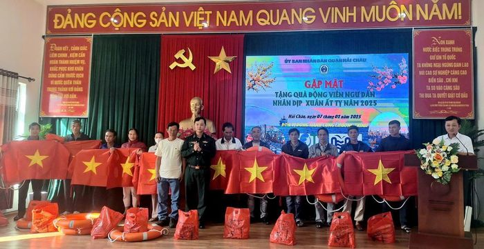 Trao tặng quà cho ngư dân.