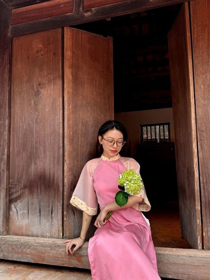 Bích Phương "đu" trend rán bánh chưng bằng nước. 