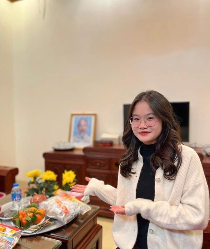 Hồng Anh sử dụng thịt gà còn thừa sau Tết để làm phở gà trộn.