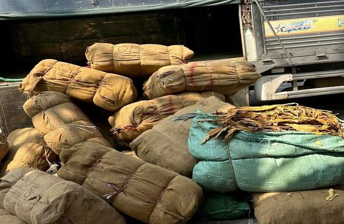 Một trong những xe hàng vi phạm bị bắt giữ 