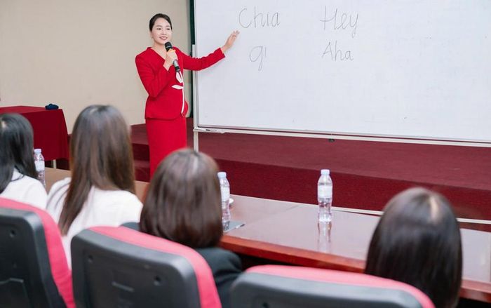  Bà Mai Thanh Thúy trong một khóa huấn luyện viên và chuyên gia tư vấn về tác phong, phép lịch sự, nghi thức kinh doanh và ngoại giao. 