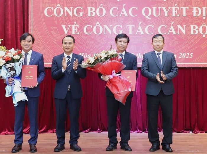  Phó Bí thư Thường trực Thành ủy Đà Nẵng Nguyễn Đình Vĩnh và Trưởng ban Tổ chức Thành ủy Đoàn Duy Tân trao quyết định và tặng hoa chúc mừng các cán bộ được bổ nhiệm. 