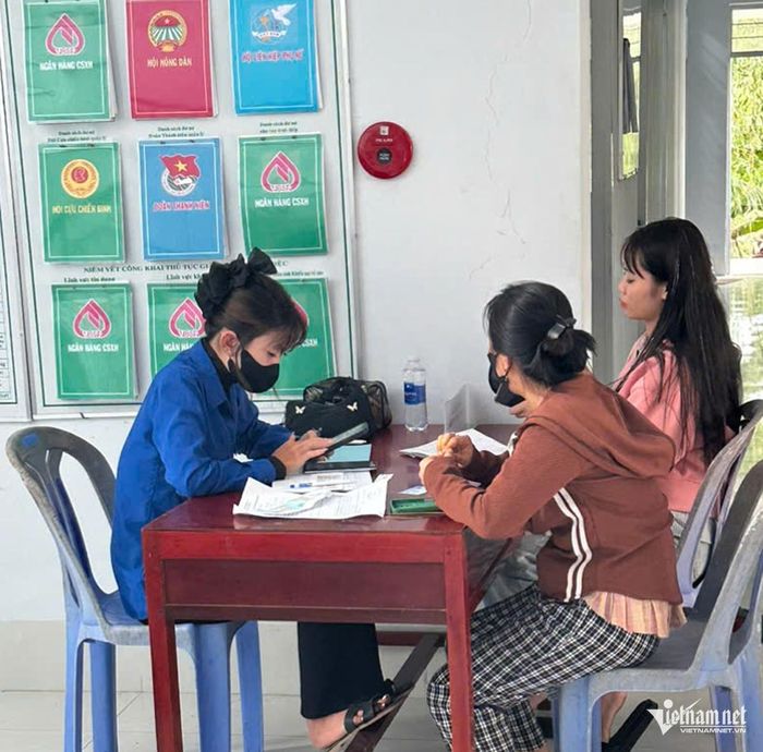 Thành viên tổ công nghệ số ấp 2 trực bộ phận một cửa UBND xã Khánh Bình Đông (huyện Trần Văn Thời, tỉnh Cà Mau), hướng dẫn người dân tự nộp hồ sơ trực tuyến. Ảnh: Sở TT&TT tỉnh Cà Mau.