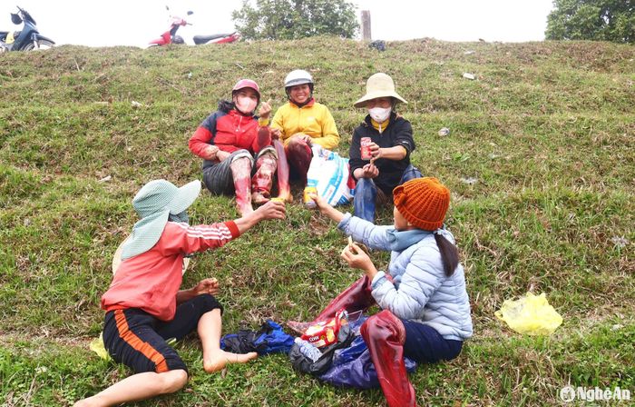 Kết thúc một buổi lội ruộng vất vả, khó nhọc, chị em thợ cấy trước khi ra về còn tập trung ăn quà bánh, nói chuyện vui vẻ. Cấy hết nhà này lại được nhà khác gọi thuê. Thợ cấy ra Giêng khá sẵn công việc. Ảnh: Huy Thư